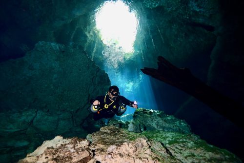 Plongée dans les formations calcaires des cenotes Tajma-Ha et Chikin-Ha — formations rocheuses spectaculaires sous l'eau